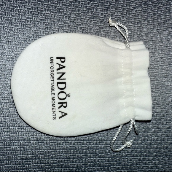 Authentic Moments Heart & Snake Chain Bracelet
Sterling silver - Picture 6 of 8